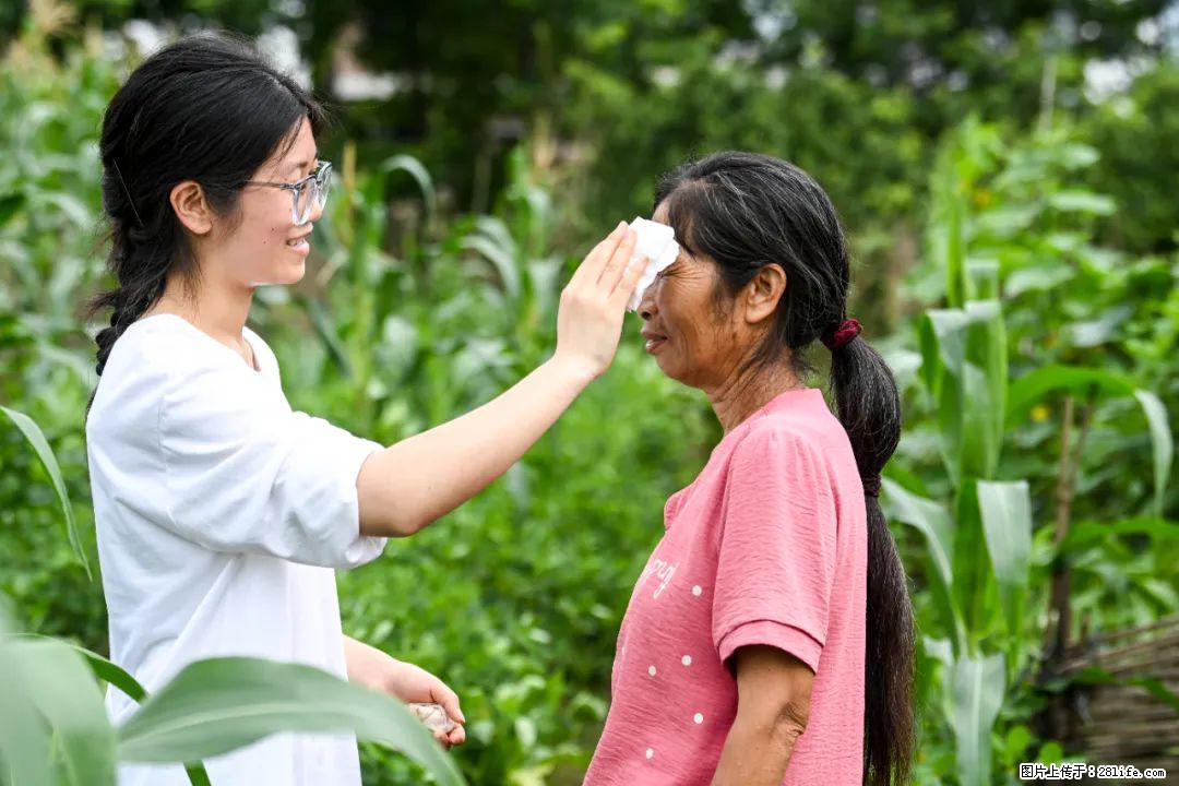 全网追的“扁担女孩”,找了一份暑假工,时薪12元 - 哈密生活资讯 - 哈密28生活网 hami.28life.com