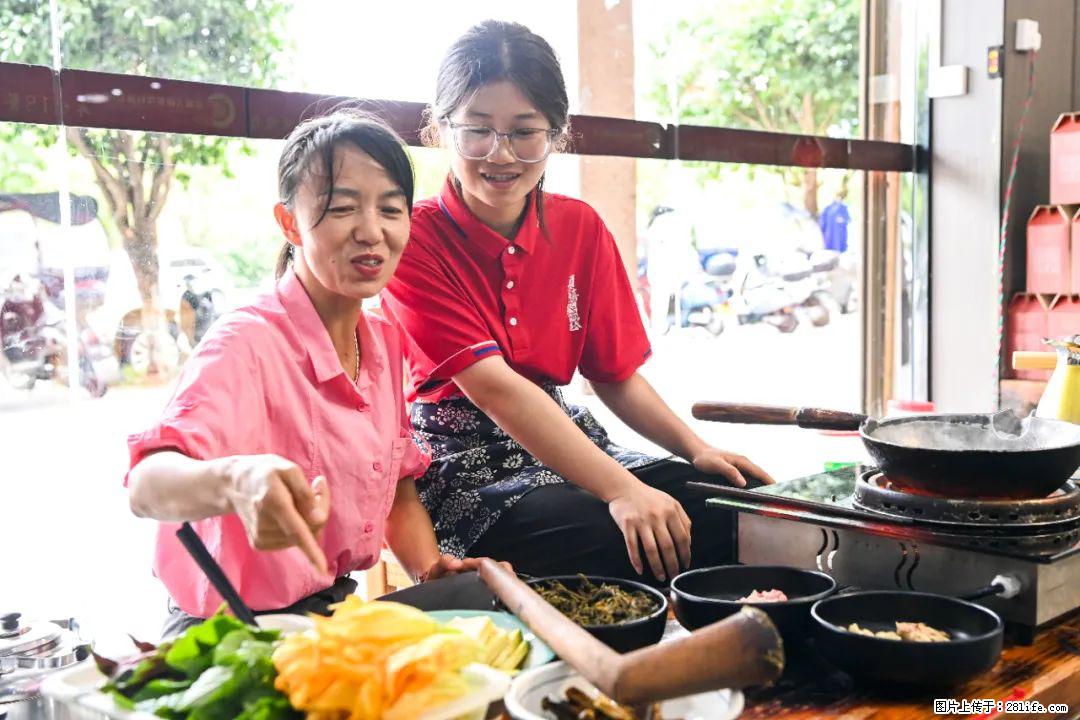 全网追的“扁担女孩”,找了一份暑假工,时薪12元 - 哈密生活资讯 - 哈密28生活网 hami.28life.com